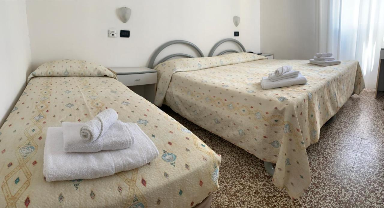 Hotel Del Vecchio リミニ エクステリア 写真